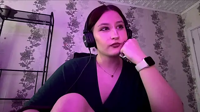 Snapshot of SuzanMoote chatting on 07/06/26, 11:29 SuzanMoote online show from 07/06/26, 11:29