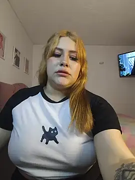 Snapshot of Kit_Cat chatting on 07/15/26, 03:01 Kit Cat online show from 07/15/26, 03:01
