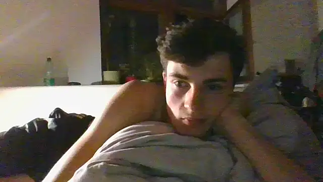 Snapshot of freshboy72 chatting on 07/12/26, 01:18 freshboy72 online show from 07/12/26, 01:18