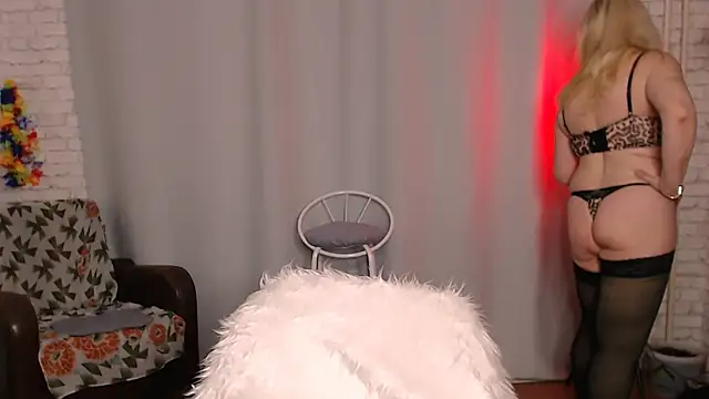 Snapshot of Samantha_Si chatting on 12/14/24, 09:29 Samantha Si online show from 12/14/24, 09:29