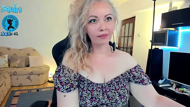 Snapshot of WhitneyLynn chatting on 09/10/25, 09:48 WhitneyLynn online show from 09/10/25, 09:48