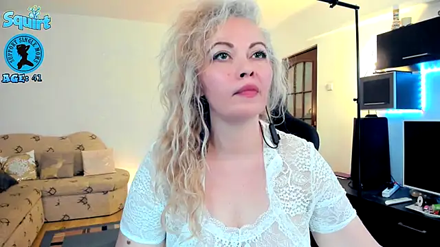 Snapshot of WhitneyLynn chatting on 09/13/25, 08:52 WhitneyLynn online show from 09/13/25, 08:52