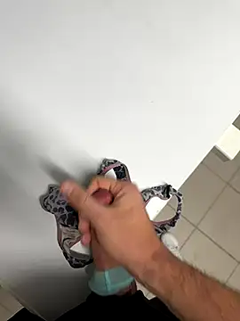 Snapshot of swissboy22 chatting on 10/18/25, 12:28 swissboy22 online show from 10/18/25, 12:28