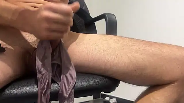 Snapshot of swissboy22 chatting on 10/21/25, 08:15 swissboy22 online show from 10/21/25, 08:15