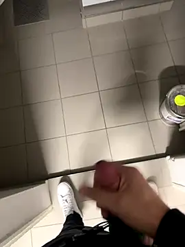 Snapshot of swissboy22 chatting on 10/29/25, 10:33 swissboy22 online show from 10/29/25, 10:33