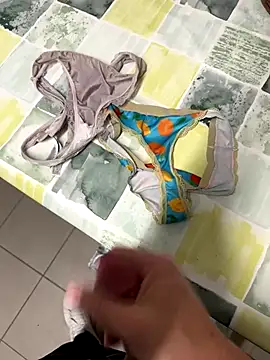 Snapshot of swissboy22 chatting on 11/08/25, 12:00 swissboy22 online show from 11/08/25, 12:00