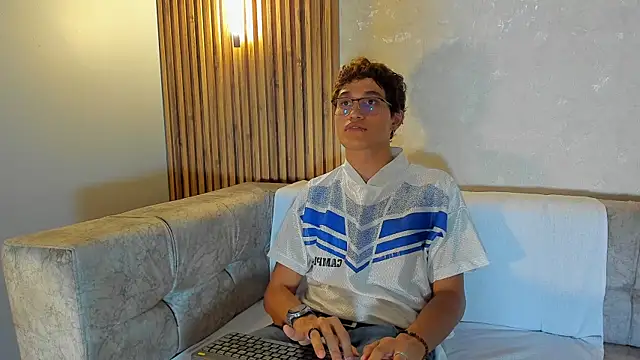 Snapshot of Damian_Wolff chatting on 07/29/26, 05:44 Damian Wolff online show from 07/29/26, 05:44