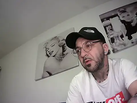 Snapshot of MagicStickBoy chatting on 04/14/26, 09:43 MagicStickBoy online show from 04/14/26, 09:43