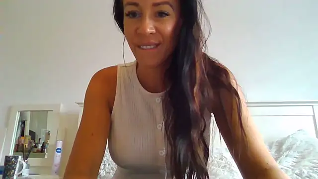 Snapshot of Charming-ScarlettX chatting on 08/05/26, 08:17 Charming-ScarlettX online show from 08/05/26, 08:17