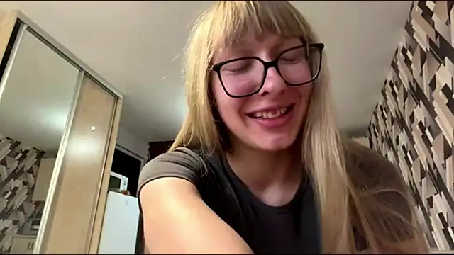 Snapshot of GoldenFrames chatting on 08/07/26, 04:09 GoldenFrames online show from 08/07/26, 04:09