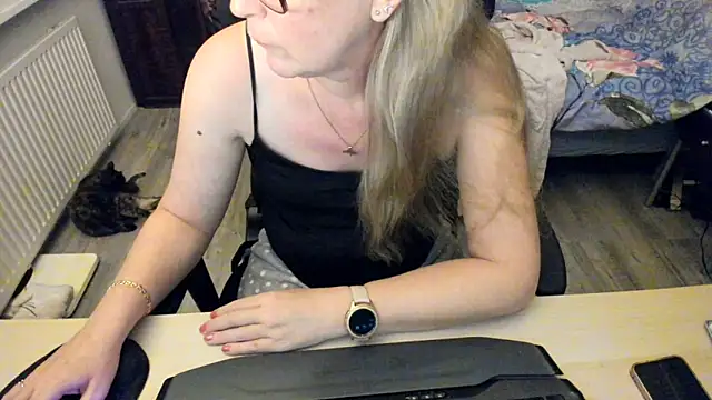 minoesje37 online show from 12/29/24, 08:26