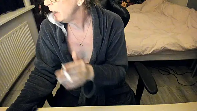 minoesje37 online show from 02/09/25, 08:34