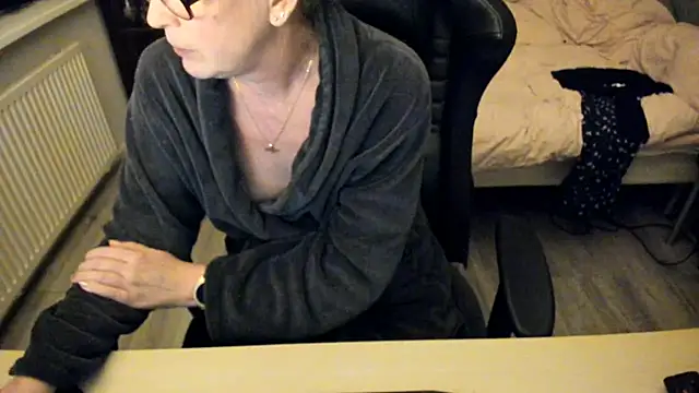 minoesje37 online show from 02/10/25, 08:42