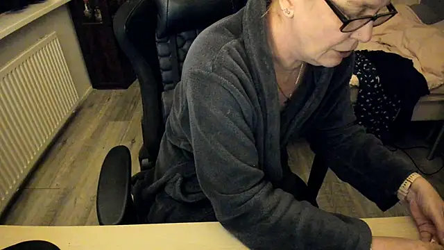 minoesje37 online show from 02/11/25, 08:42