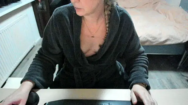 minoesje37 online show from 02/16/25, 08:00