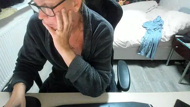 minoesje37 online show from 09/14/25, 07:02