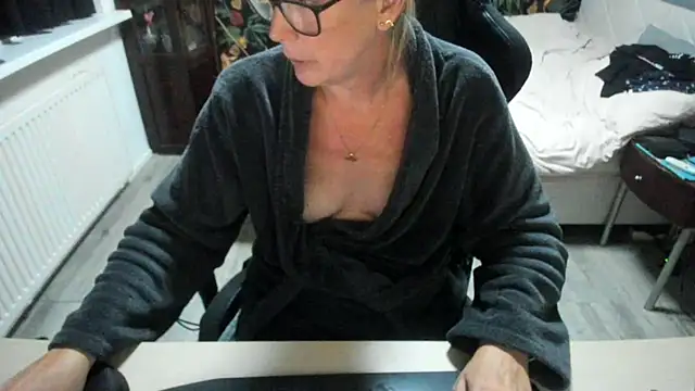 minoesje37 online show from 09/22/25, 07:38