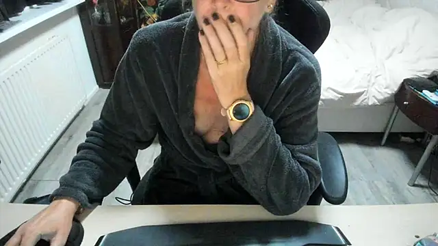 minoesje37 online show from 09/24/25, 08:01