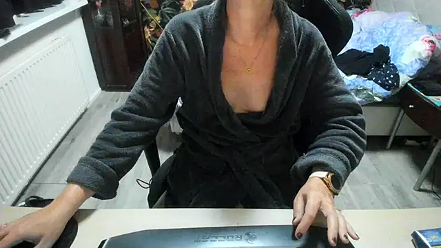 minoesje37 online show from 09/28/25, 07:19