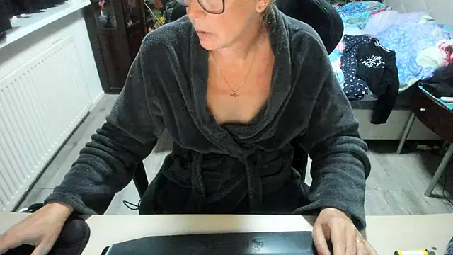 minoesje37 online show from 09/29/25, 07:19