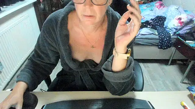 minoesje37 online show from 09/30/25, 07:30