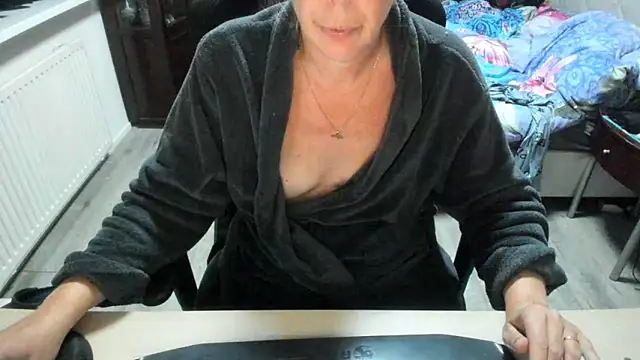 minoesje37 online show from 10/04/25, 08:29