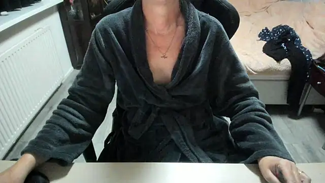 minoesje37 online show from 10/29/25, 08:32