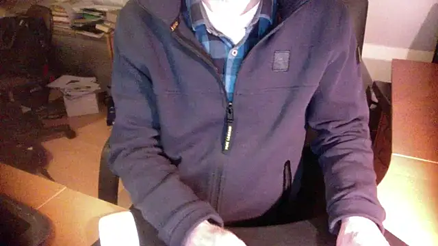 Snapshot of outlaw200 chatting on 12/06/24, 07:34 outlaw200 online show from 12/06/24, 07:34