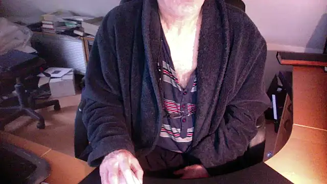 Snapshot of outlaw200 chatting on 12/26/24, 10:48 outlaw200 online show from 12/26/24, 10:48