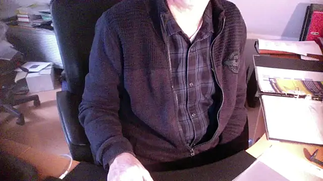 Snapshot of outlaw200 chatting on 12/30/24, 01:03 outlaw200 online show from 12/30/24, 01:03