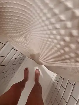 Snapshot of realeasy1 chatting on 12/21/25, 11:01 realeasy1 online show from 12/21/25, 11:01