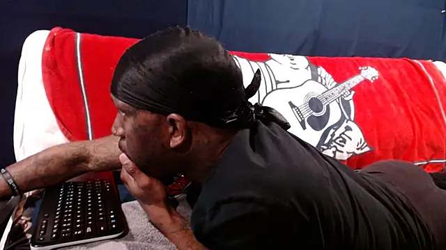 Snapshot of iBreakHeartz chatting on 12/20/24, 01:25 iBreakHeartz online show from 12/20/24, 01:25