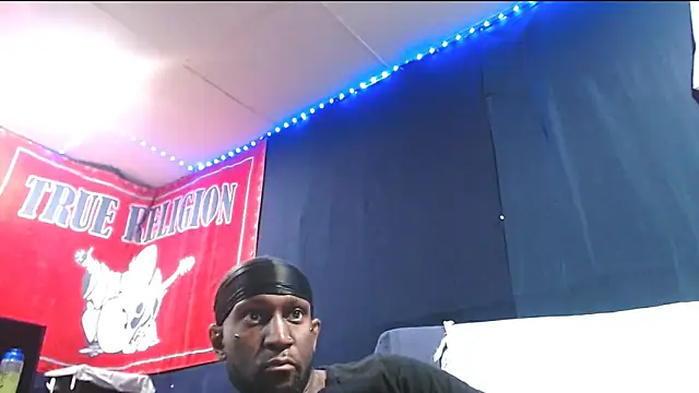 Snapshot of iBreakHeartz chatting on 09/23/25, 04:04 iBreakHeartz online show from 09/23/25, 04:04