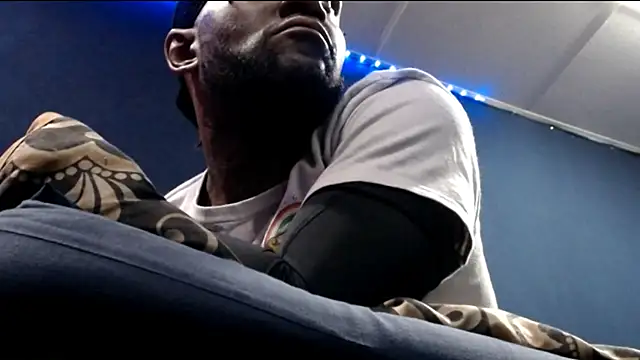 Snapshot of iBreakHeartz chatting on 10/31/25, 08:37 iBreakHeartz online show from 10/31/25, 08:37