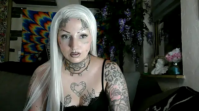 Snapshot of RoxxyInk chatting on 09/15/25, 09:26 RoxxyInk online show from 09/15/25, 09:26