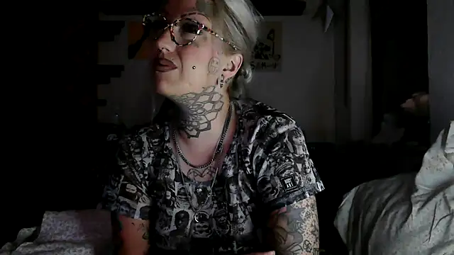 Snapshot of RoxxyInk chatting on 07/19/26, 01:53 RoxxyInk online show from 07/19/26, 01:53
