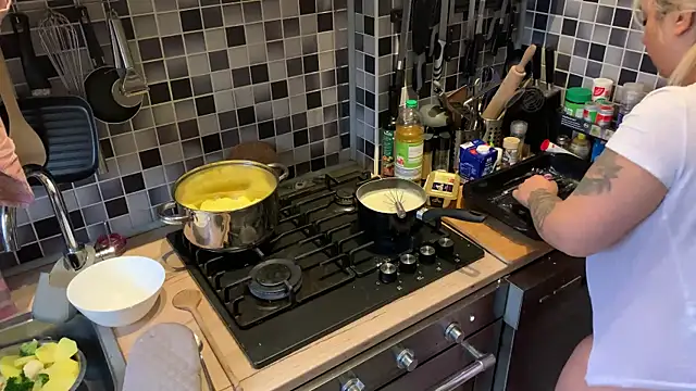 Snapshot of Monageil chatting on 02/02/25, 12:13 Monageil online show from 02/02/25, 12:13