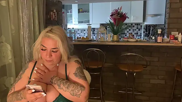 Snapshot of Monageil chatting on 03/13/25, 12:13 Monageil online show from 03/13/25, 12:13