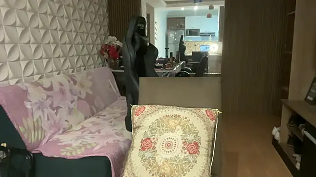 Leilacharlotte online show from 05/14/26, 12:45