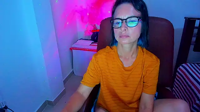 Snapshot of BrianaGarner chatting on 10/21/25, 09:04 BrianaGarner online show from 10/21/25, 09:04