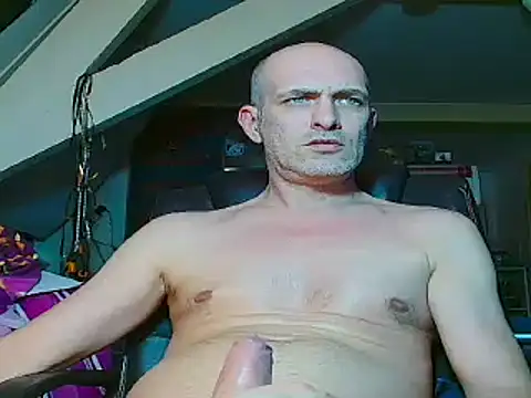 Snapshot of maxhard77 chatting on 01/17/25, 01:25 maxhard77 online show from 01/17/25, 01:25