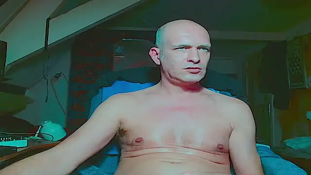 Snapshot of maxhard77 chatting on 11/15/25, 10:59 maxhard77 online show from 11/15/25, 10:59