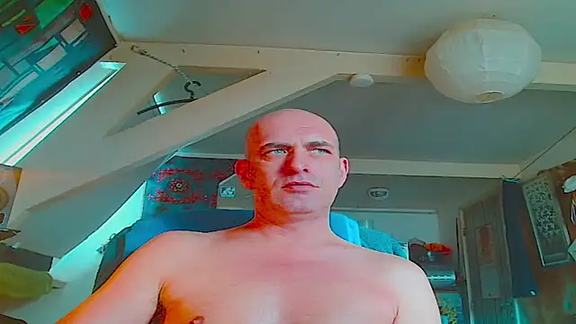 Snapshot of maxhard77 chatting on 11/30/25, 10:52 maxhard77 online show from 11/30/25, 10:52