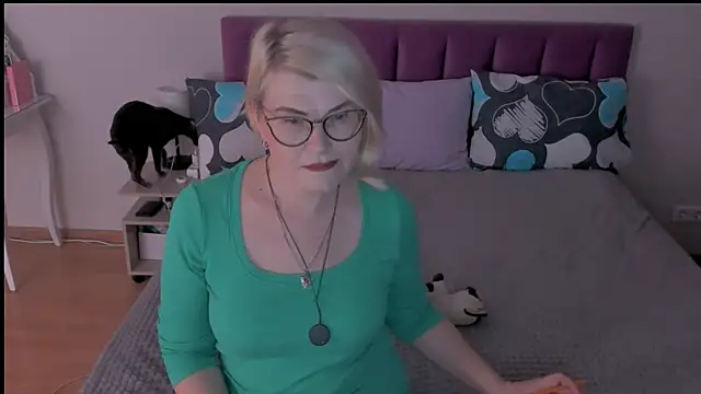 sabrinamacmarren online show from 02/18/25, 05:20