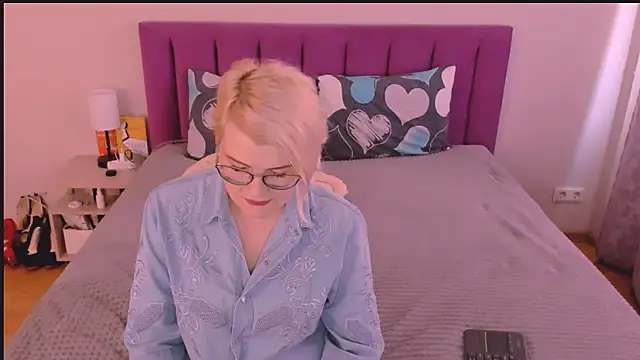 sabrinamacmarren online show from 10/09/25, 11:41