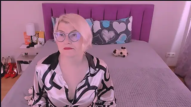 sabrinamacmarren online show from 10/18/25, 12:06