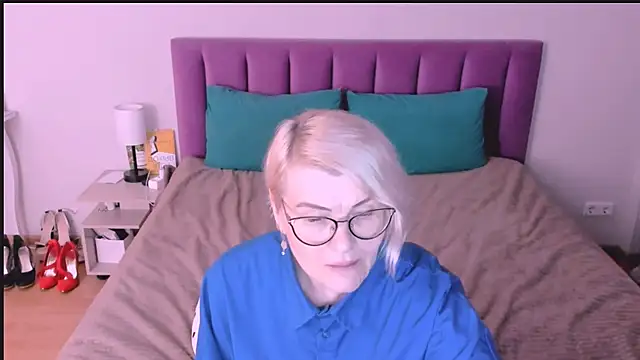 sabrinamacmarren online show from 10/24/25, 08:38