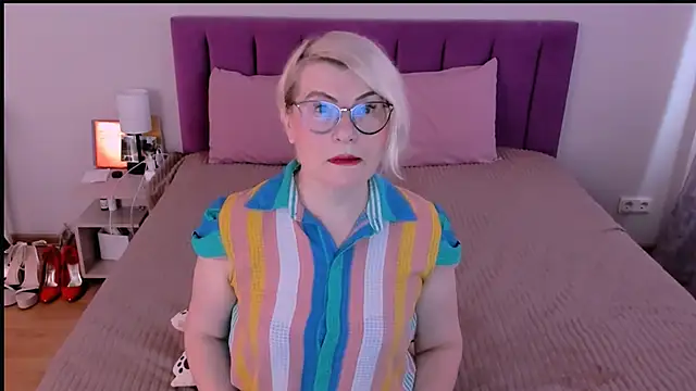 sabrinamacmarren online show from 11/24/25, 09:53