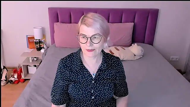 sabrinamacmarren online show from 11/30/25, 01:04