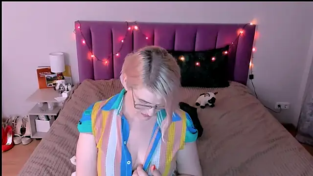 sabrinamacmarren online show from 12/13/25, 07:53